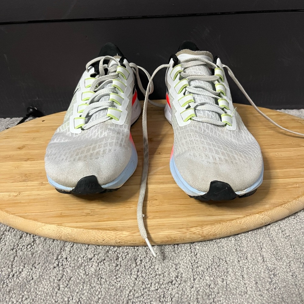 Women size 8 Nike zoom Pegasus 37 worn a couple times at max
